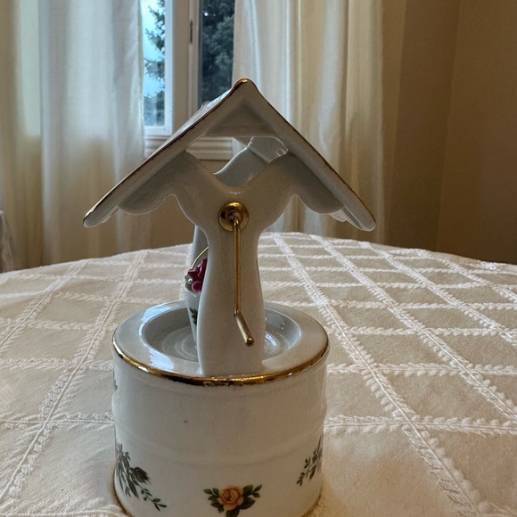 Royal Albert wishing well plays Brahms lullaby - Picture 3 of 8